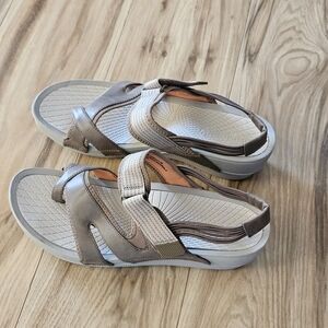 Baretraps - Pacey Womens Hook-n-Loop 1.25 Heel Thong Sandals Light Brown & Tan